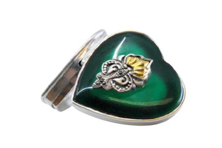  Caixa de comprimidos prata esmaltada e relevada na tampa basculante.